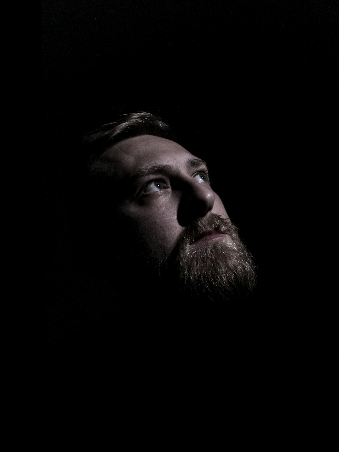 Retrato masculino em tom escuro